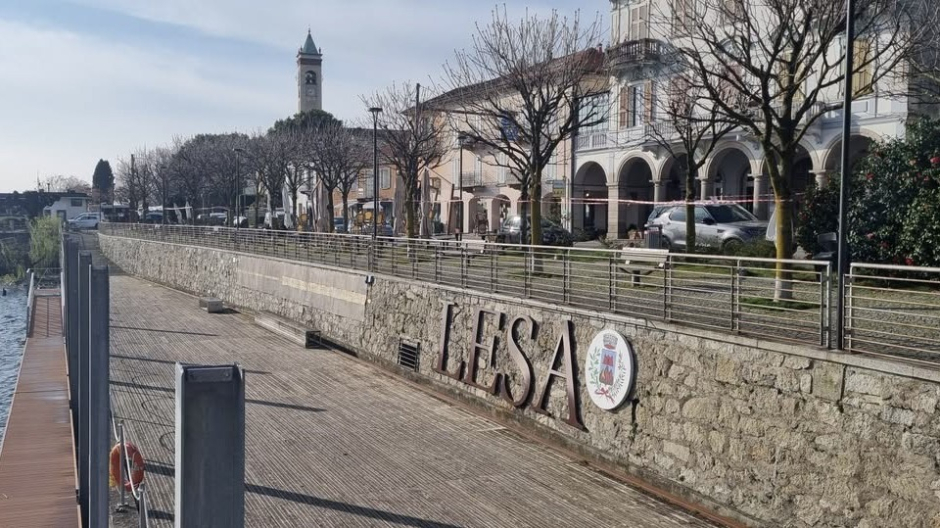 Lesa, completato lavaggio del muro sul porto turistico